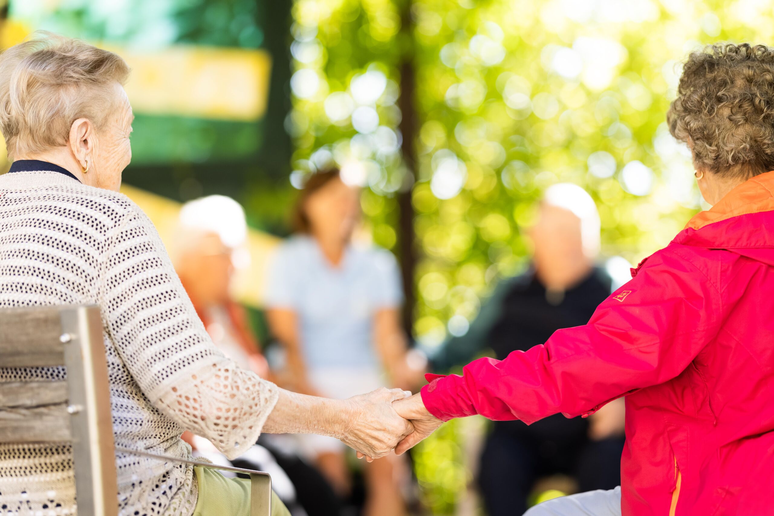 Seniorinnen Hand in Hand scaled