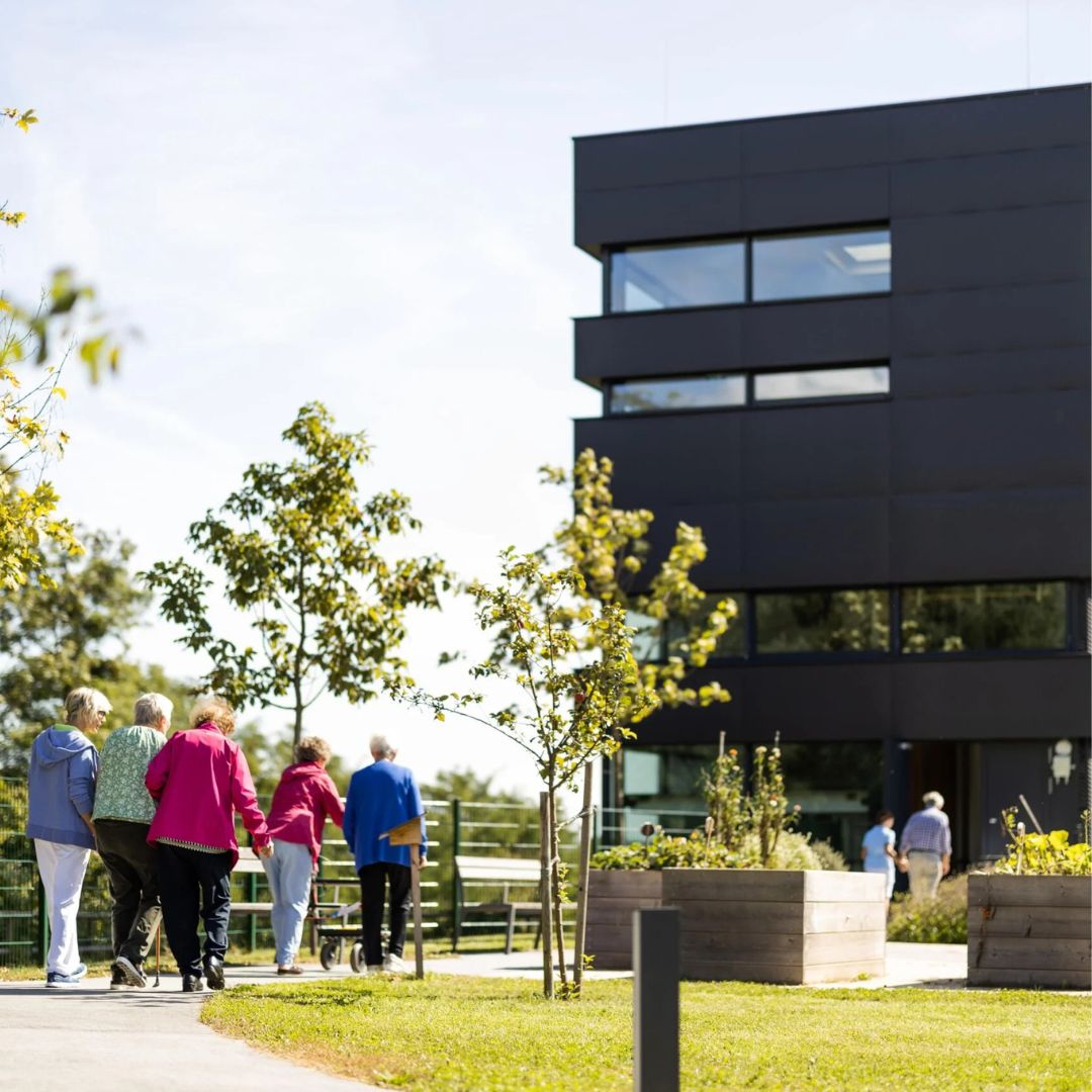 Senior:innen gehen Richtung Garten