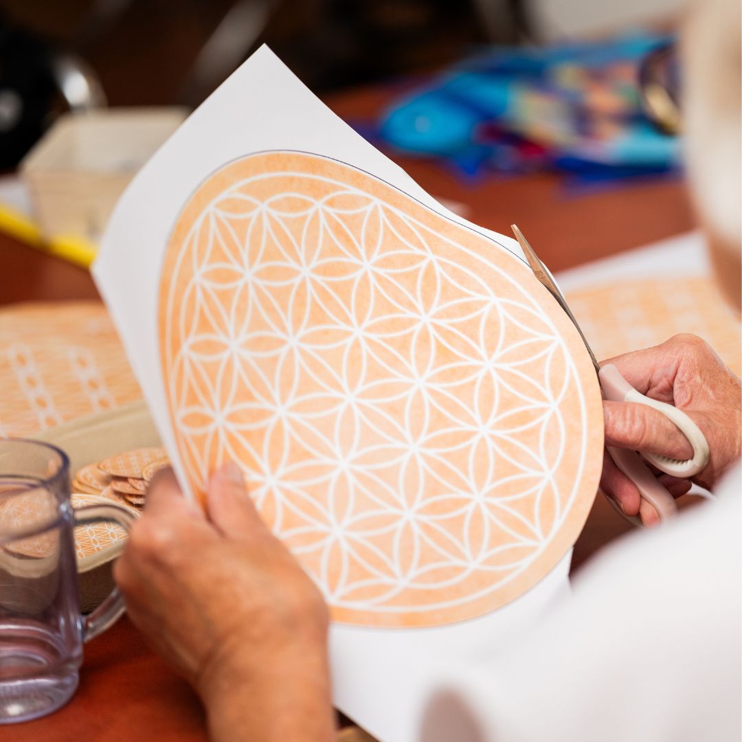 Seniorin schneidet Mandala aus