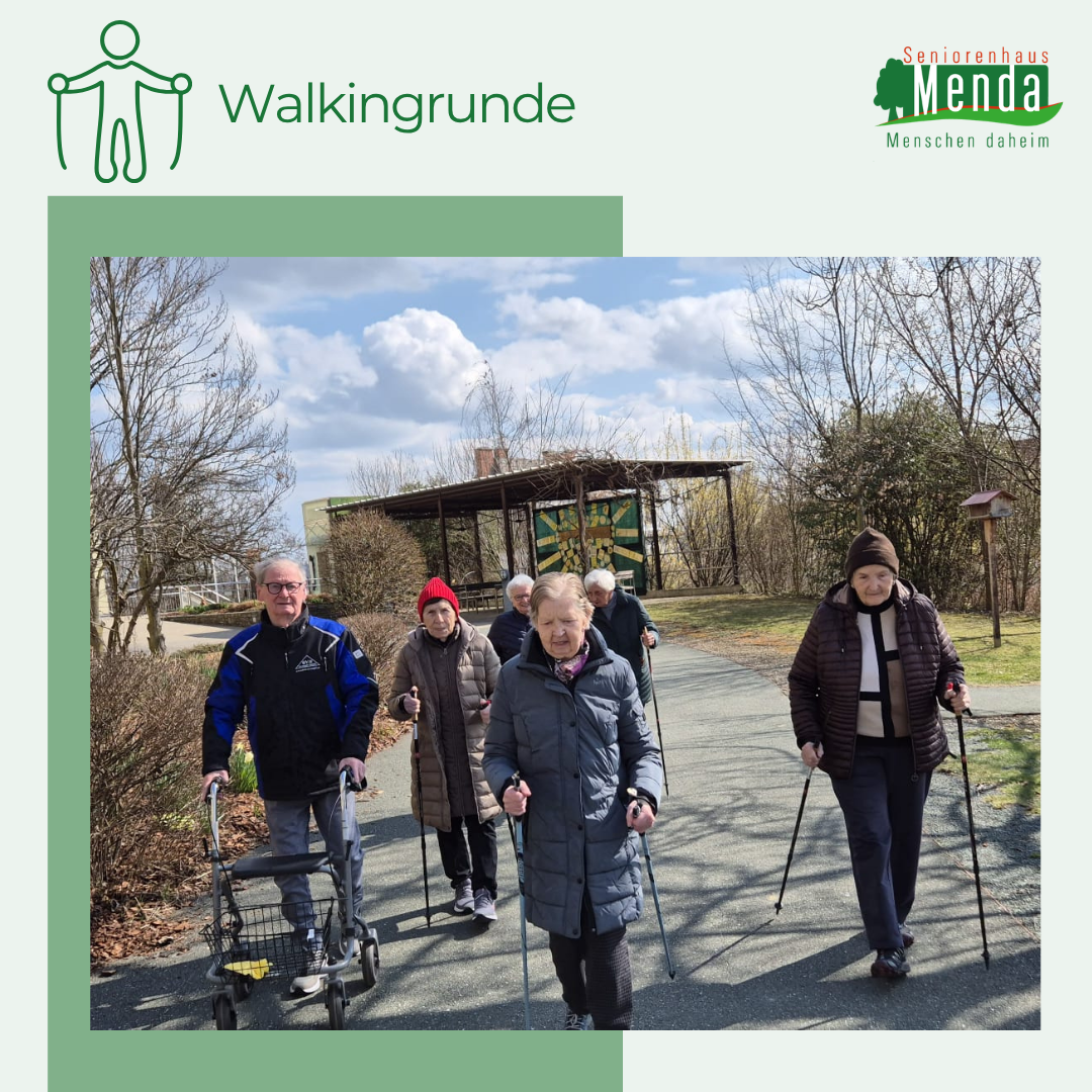 Gruppe von Senioren beim Spaziergang im Garten des Seniorenhaus Menda – Bewegung und Gemeinschaft im Alltag
