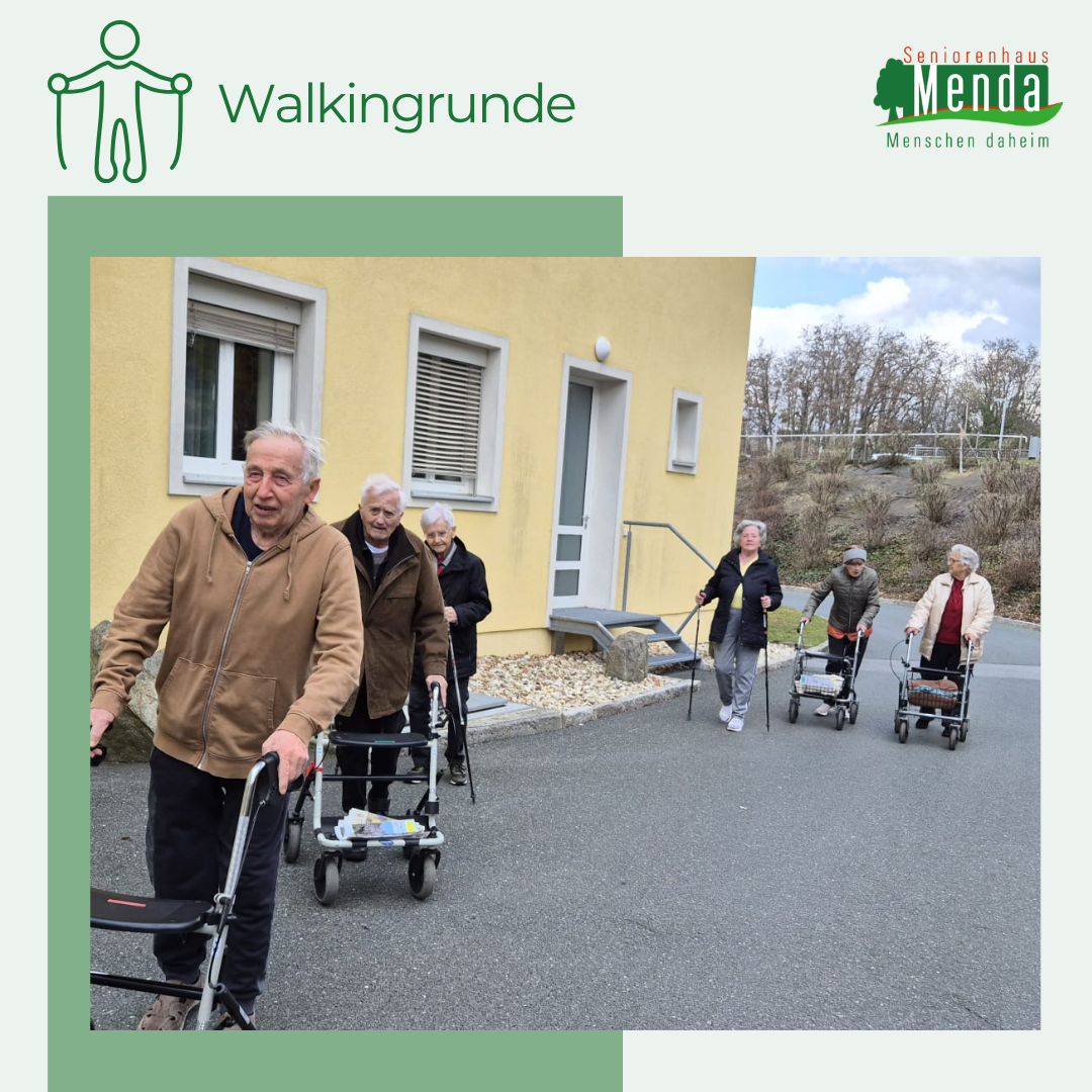 Bewohner des Seniorenhaus Menda bei einer Walkingrunde entlang des Hauses – aktive Senioren mit Gehhilfen unterwegs