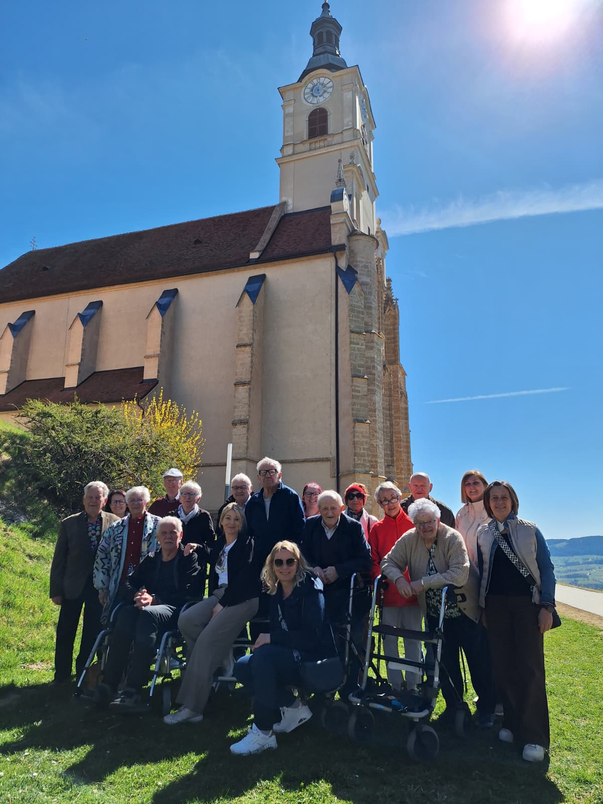Bewohner und Mitarbeiter des Seniorenhaus Menda vor der Kirche am Pöllauberg