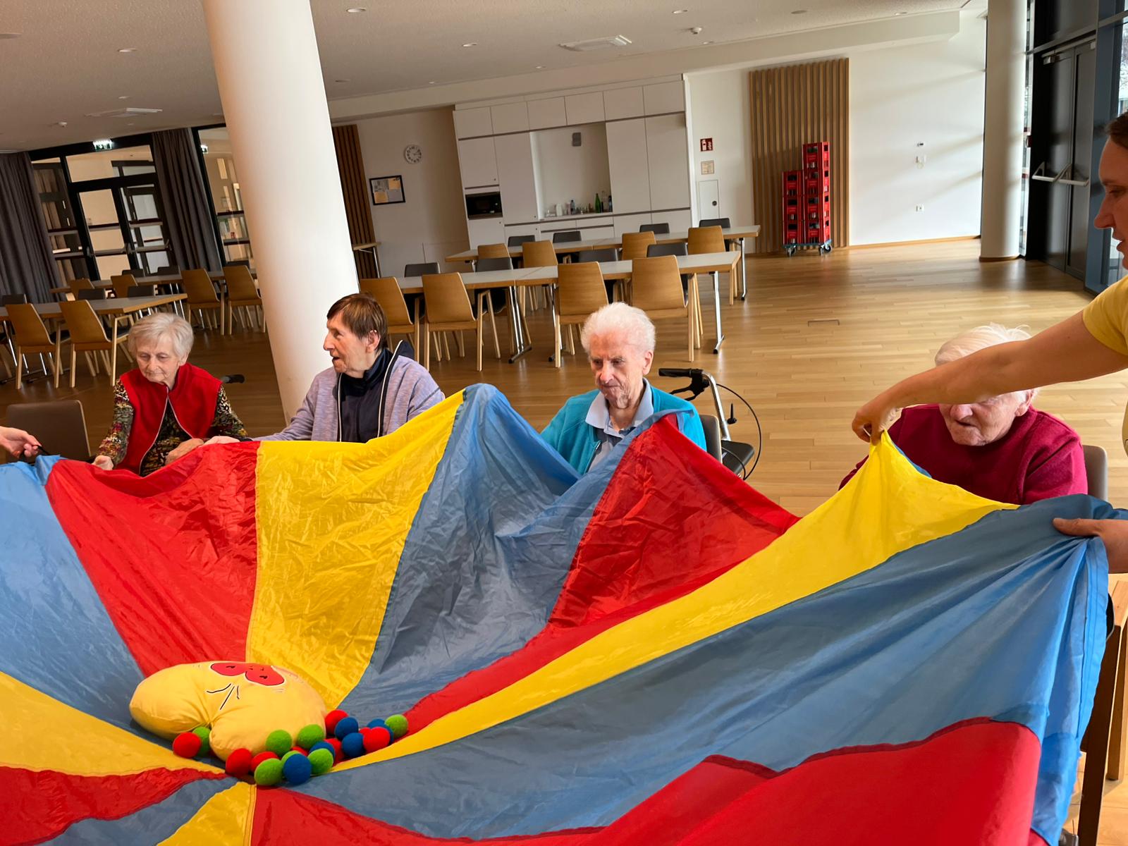 Seniorinnen und Senioren erleben gemeinsames Bewegungstraining und Lachyoga im Seniorenhaus Menda