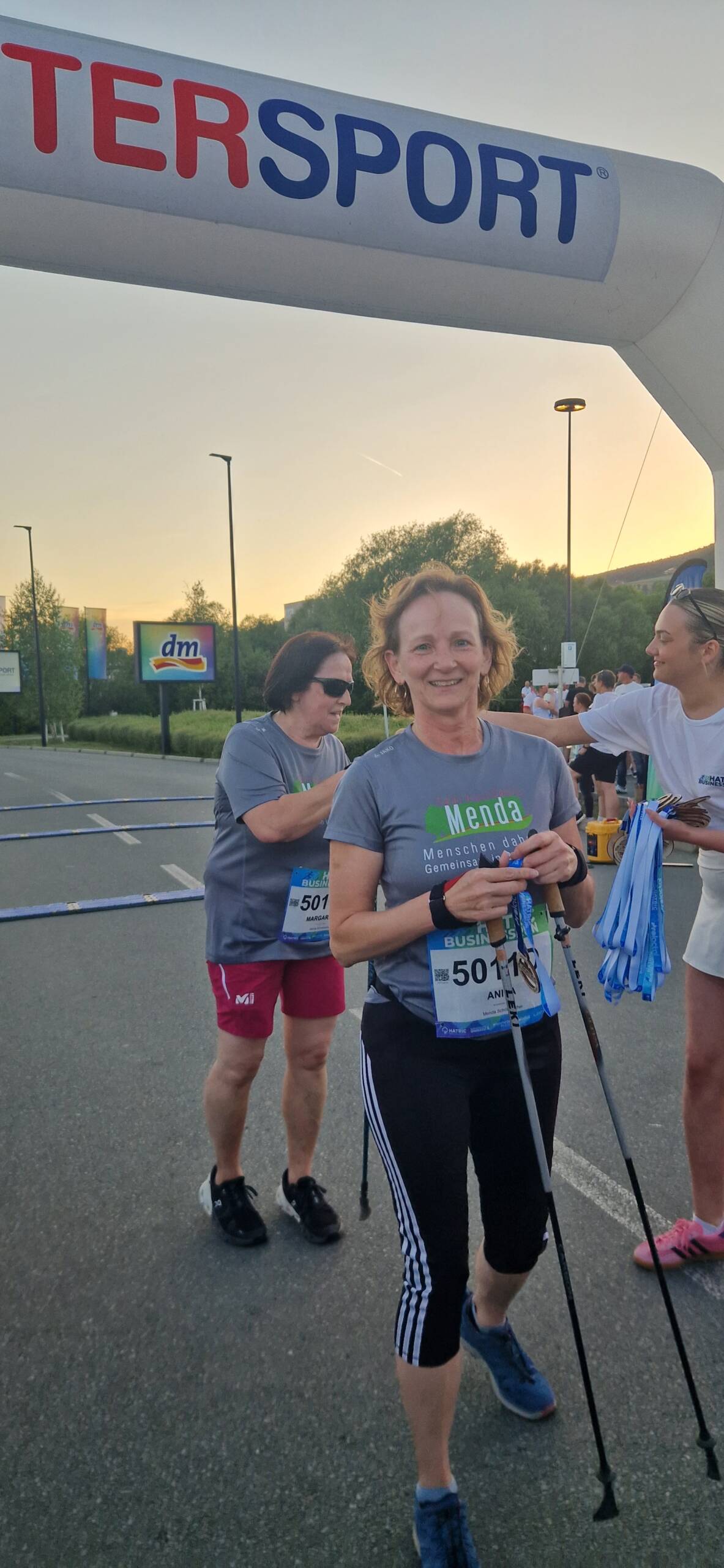 Gemeinsam stark beim HATRIC Businessrun 3 Mitarbeiterin des Seniorenhauses Menda erreicht mit Nordic-Walking-Stöcken das Ziel des HATRIC Businessruns in Hartberg.