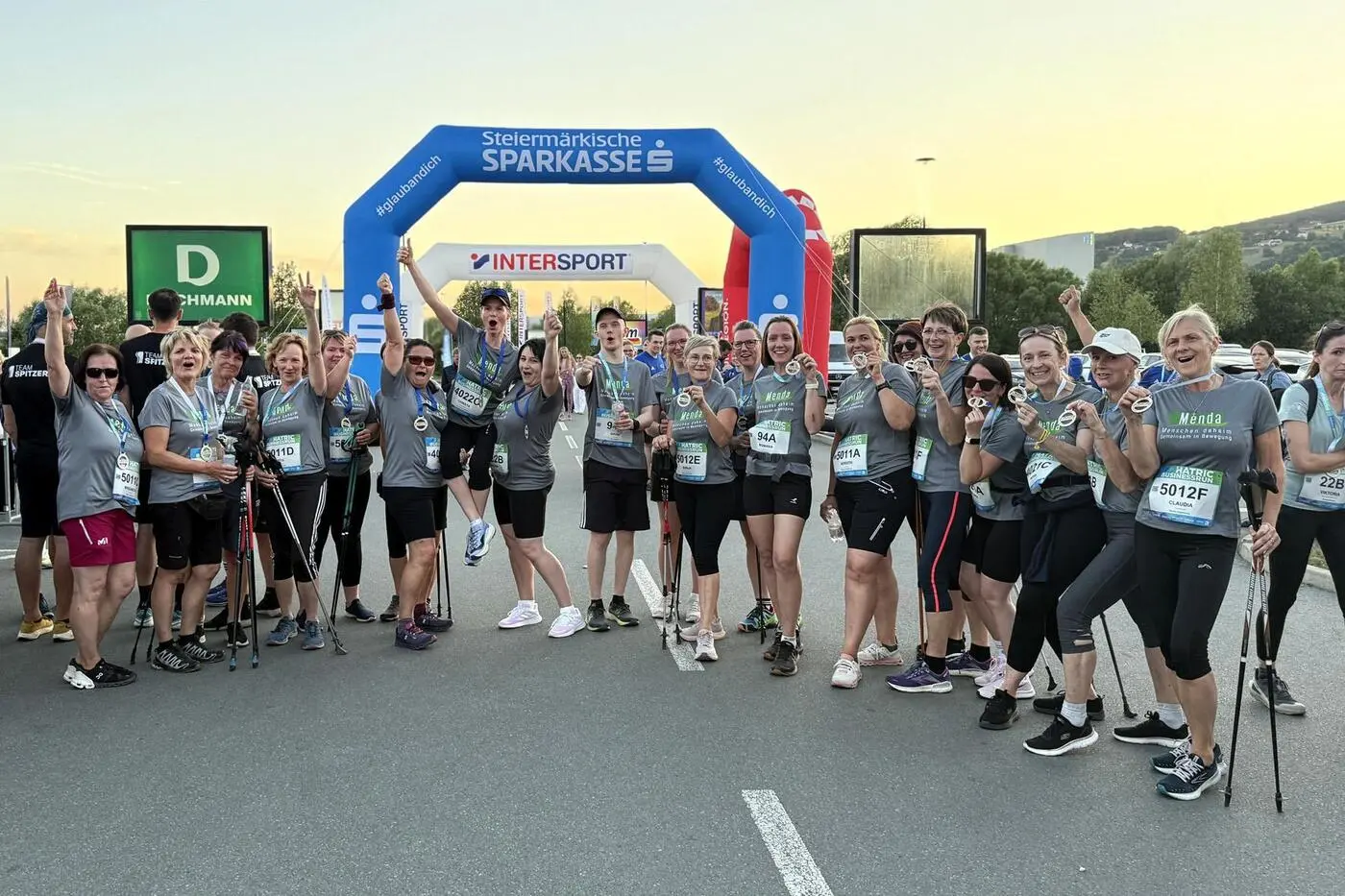 Gemeinsam stark beim HATRIC Businessrun 4 Team des Seniorenhauses Menda freut sich gemeinsam nach dem erfolgreichen HATRIC Businessrun in Hartberg über die Medaillen.