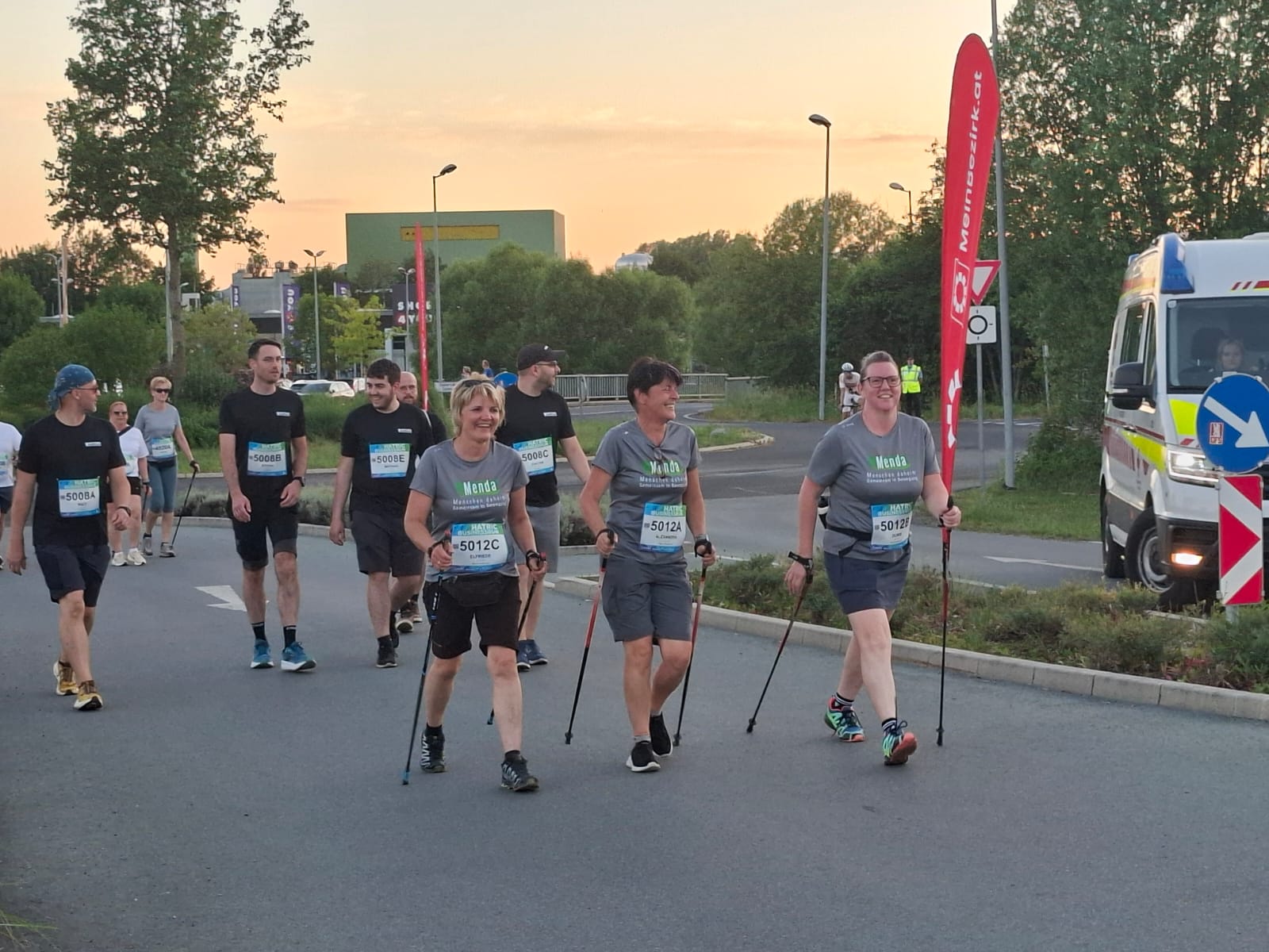 Gemeinsam stark beim HATRIC Businessrun 8 Mitarbeiterinnen des Seniorenhauses Menda absolvieren gemeinsam die Walking-Strecke beim HATRIC Businessrun.