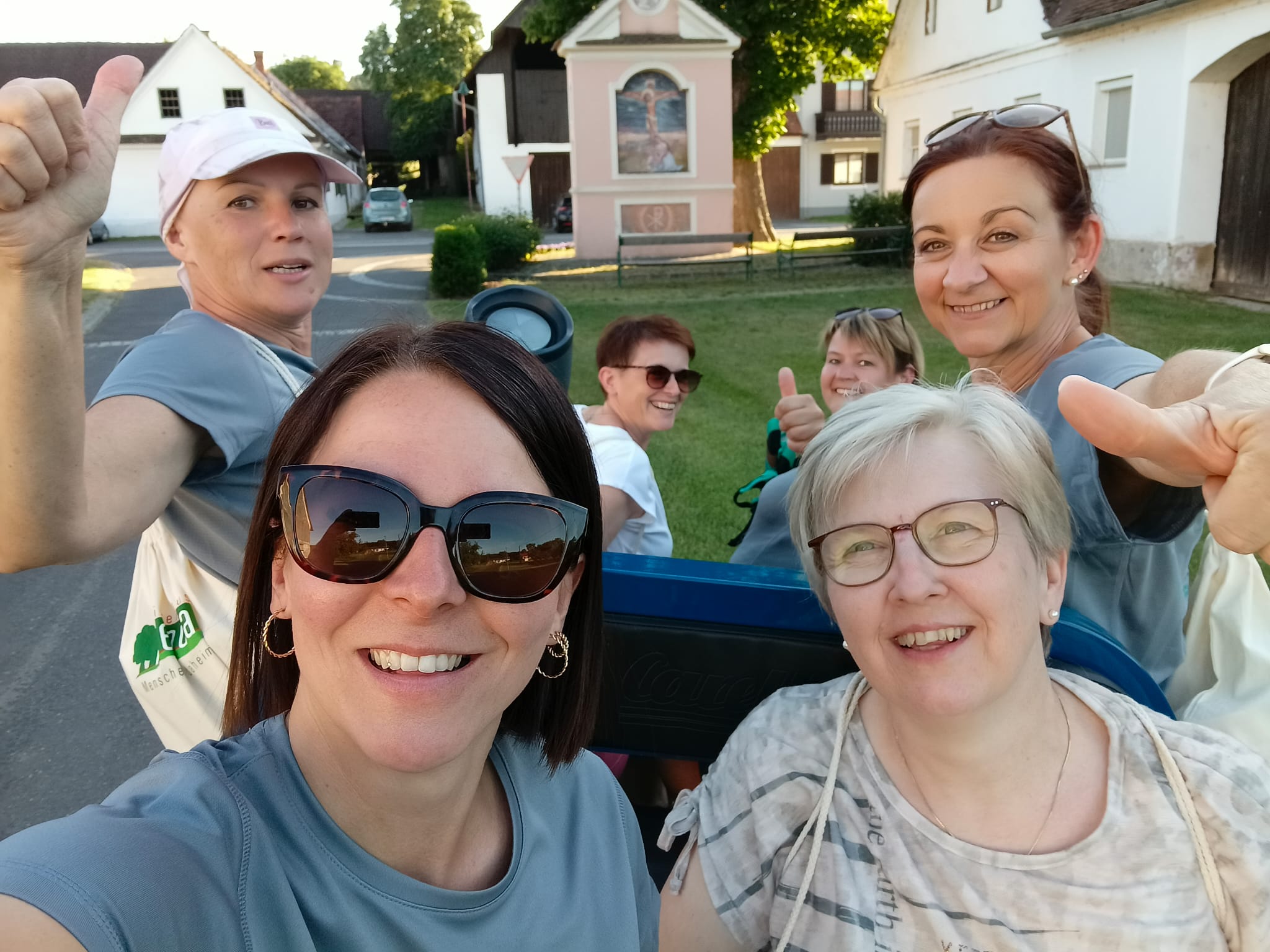 Gruppen-Selfie der Teilnehmenden vor einer kleinen Kapelle nach einer gemeinsamen Wanderung.