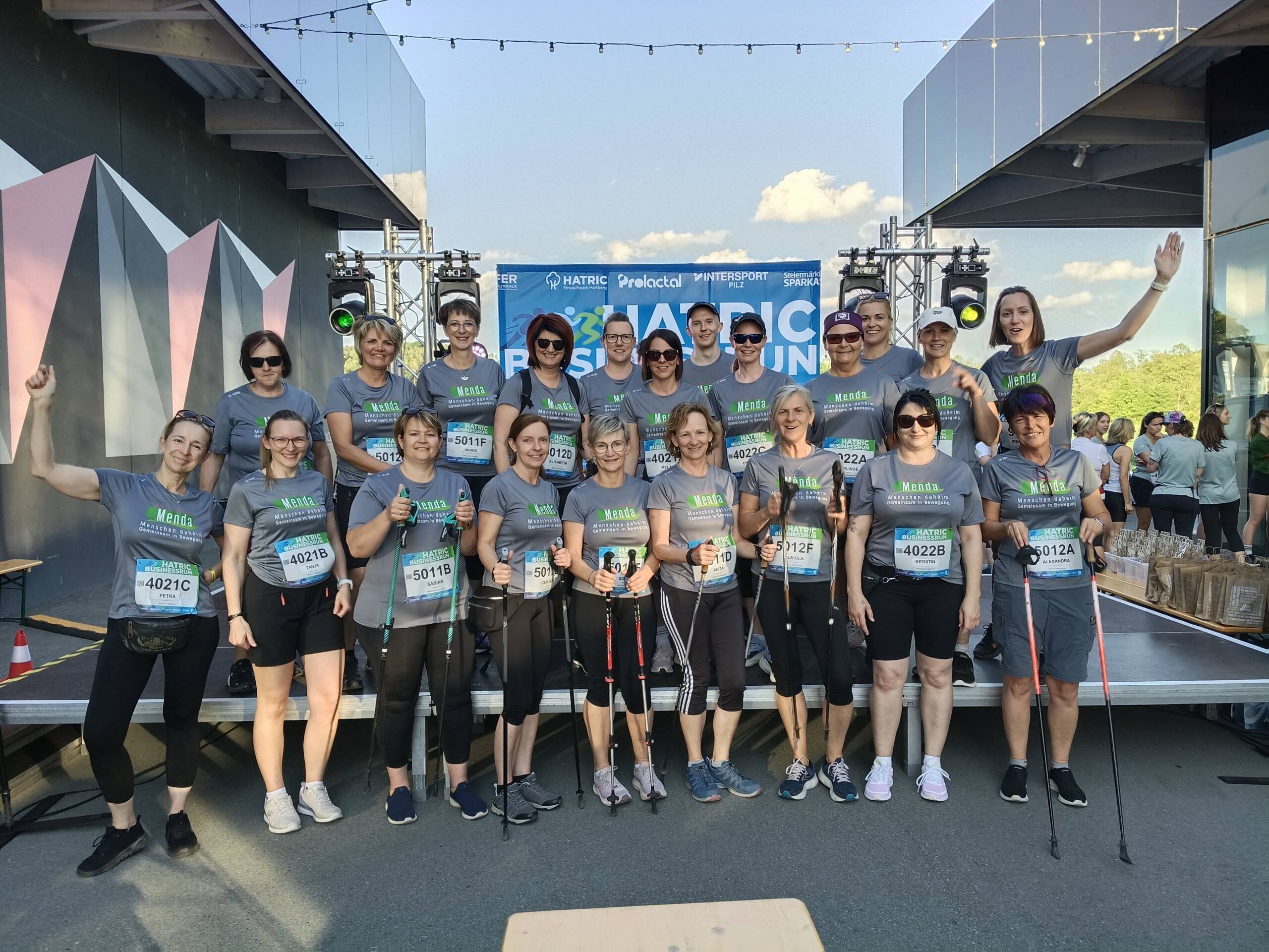 Gemeinsam stark beim HATRIC Businessrun 5 Gruppenfoto des Teams vom Seniorenhaus Menda vor dem Start des HATRIC Businessruns in Hartberg.