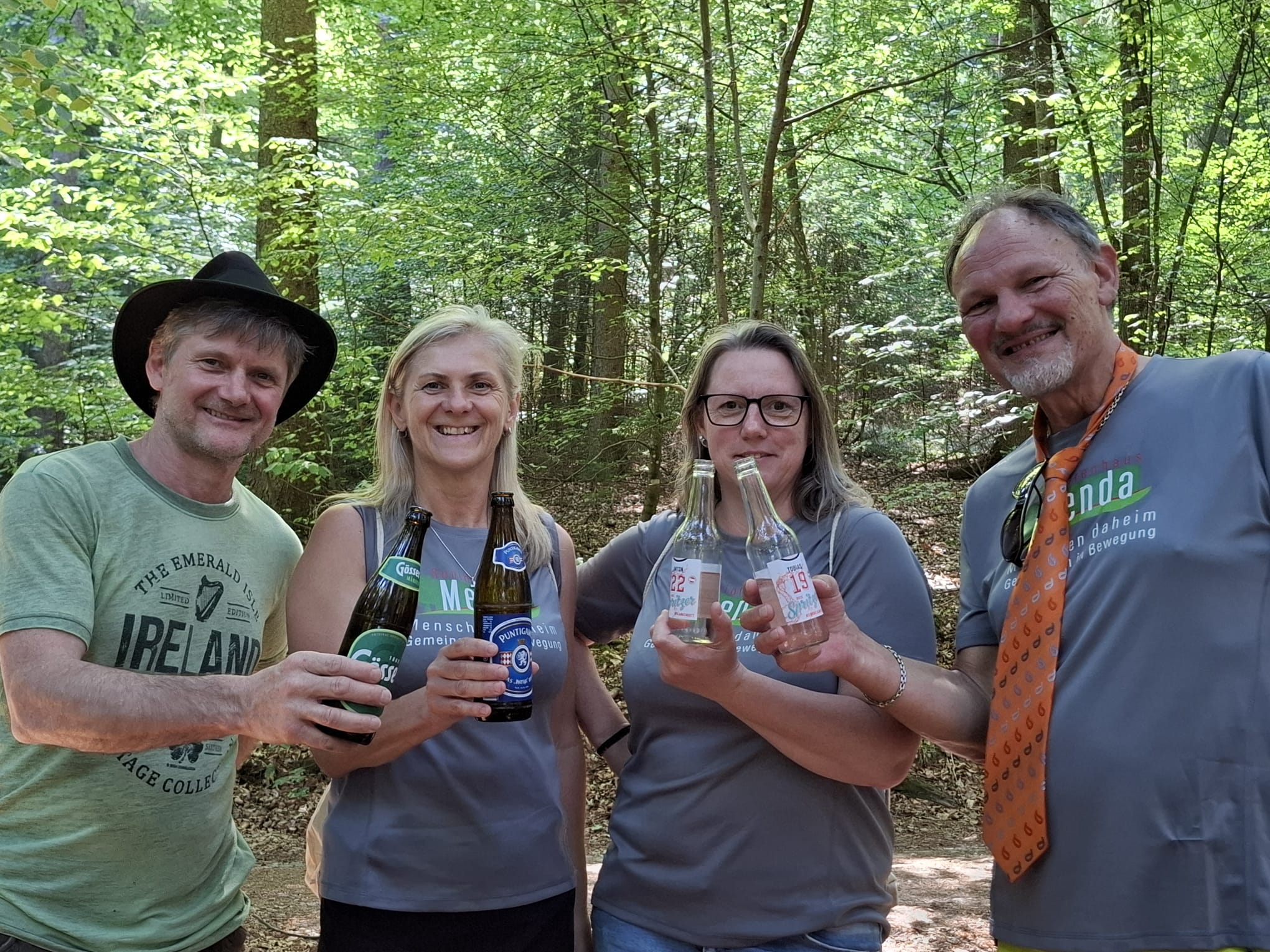 Genusstourwanderung – Bewegung, Natur und Gemeinschaft 6 Gruppenfoto der Teilnehmenden einer Waldwanderung mit Guide im grünen Wald.
