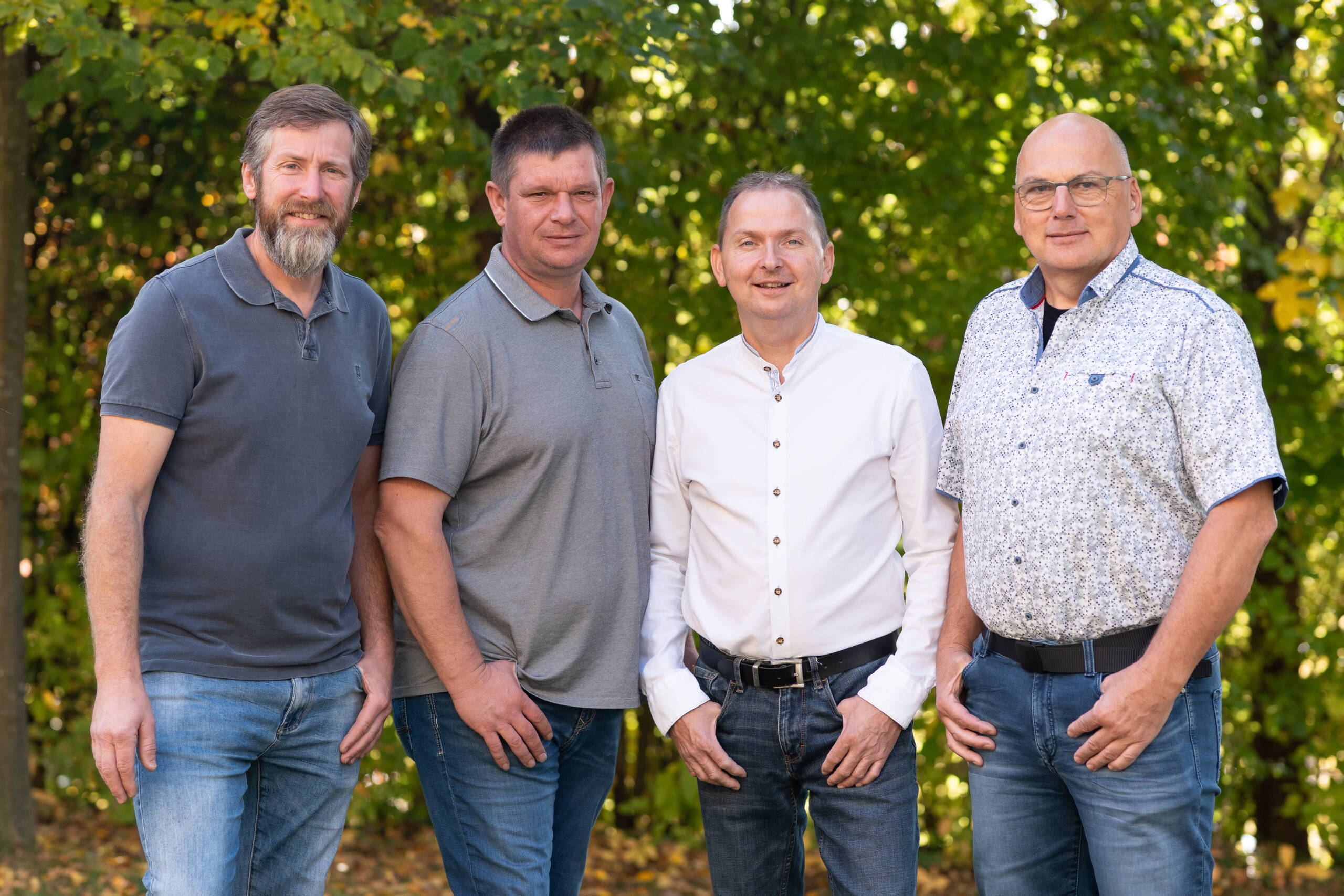 Vier Männer des Menda-Haustechnik-Teams im Freien – zuverlässig im Hintergrund für einen reibungslosen Alltag