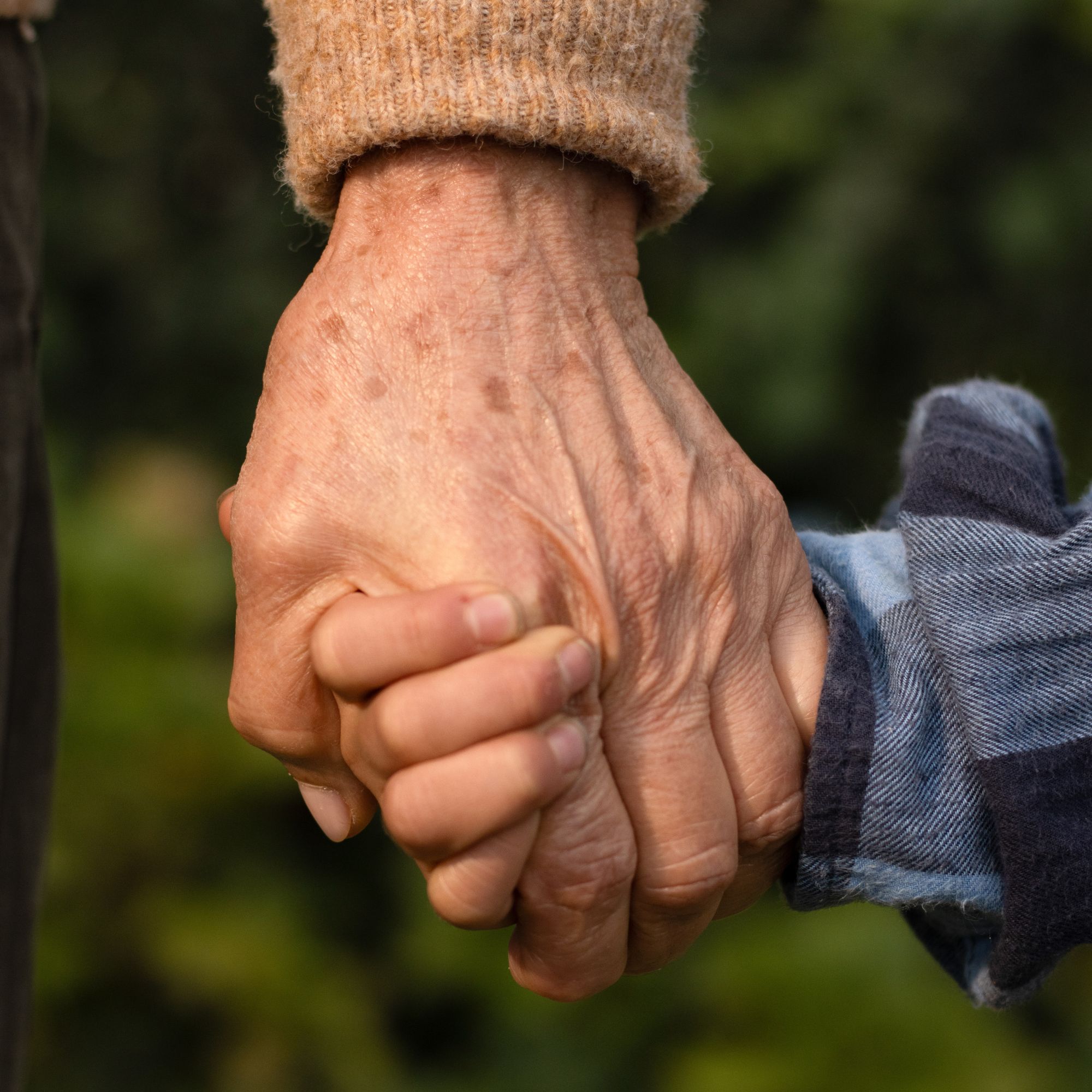 Angehörige hält liebevoll die Hand einer Seniorin – Zeit für Familie dank Entlastung bei der Pflege